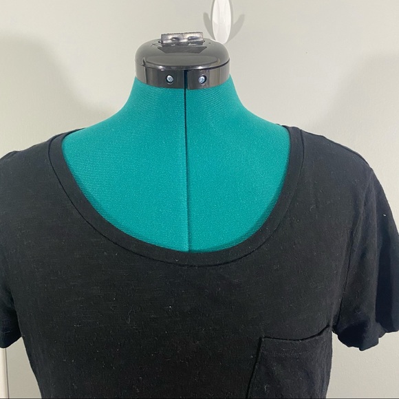 Old navy Relaxed Fit Round Neck Black Tee - Picture 2 of 8